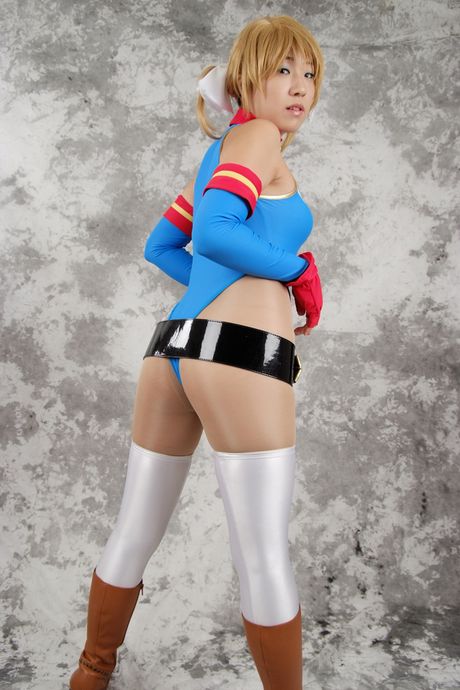 亞洲美女 Mizuki Akira 穿著白色內衣，展示她迷人的乳房和姿勢