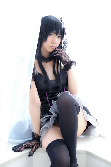 アジア美人の渡綾音さんがセクシーなランジェリーとストッキングでポーズをとる