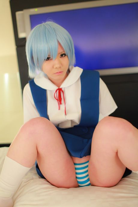 苗條的日本女孩 Mana Tanaka 露出她嬌小的乳房並獨自擺姿勢