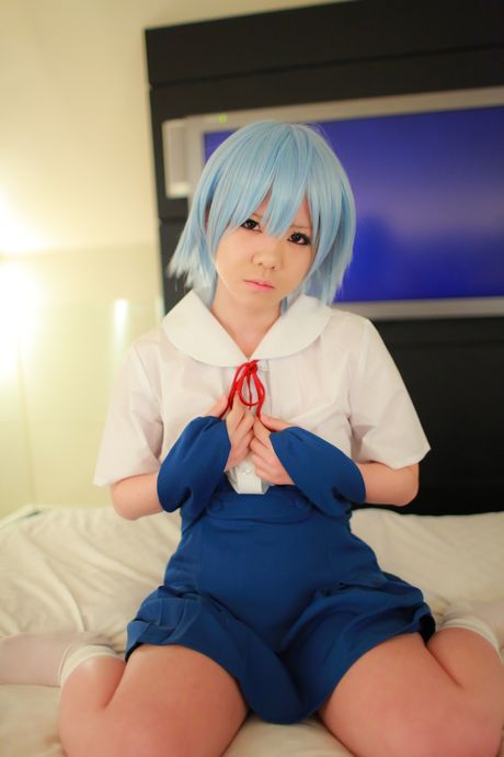 苗條的日本女孩 Mana Tanaka 露出她嬌小的乳房並獨自擺姿勢