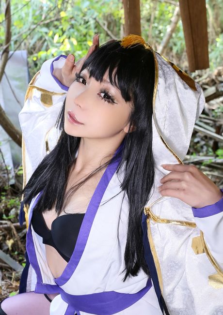 Asian teen Higurashi Rin shows her hot ass and poses in the wild