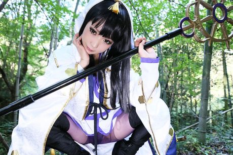 Asian teen Higurashi Rin shows her hot ass and poses in the wild