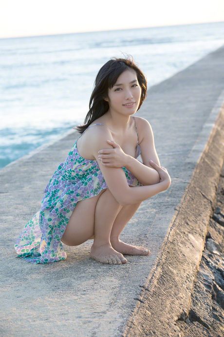 亞洲美女 Anna Konno 展示她的巨乳並獨自擺姿勢