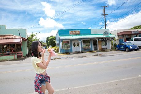 亞洲美女 Anna Konno 展示她的巨乳並獨自擺姿勢