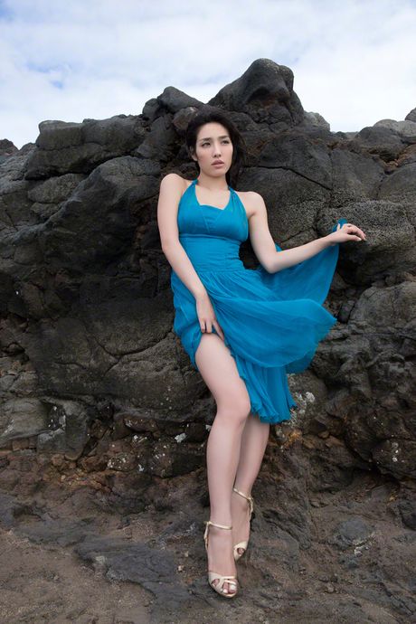 亞洲美女 Anna Konno 展示她的巨乳並獨自擺姿勢