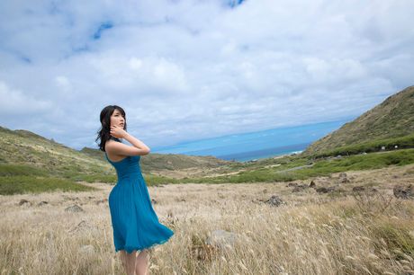 亞洲美女 Anna Konno 展示她的巨乳並獨自擺姿勢