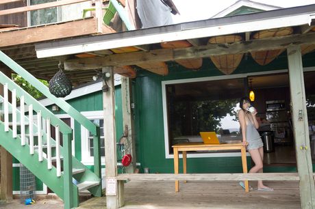 亞洲美女 Anna Konno 展示她的巨乳並獨自擺姿勢