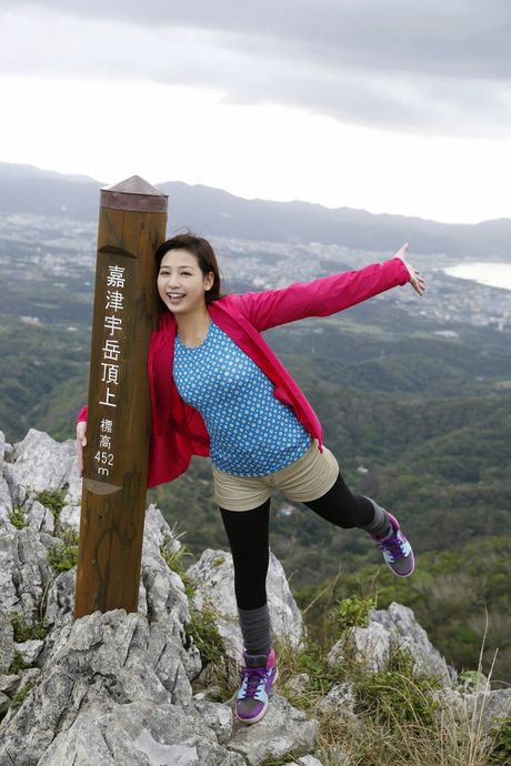 亞洲少女 Ayaka Sayama 脫掉衣服，炫耀她的乳房和臀部