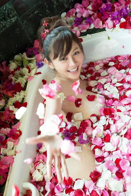 漂亮的日本美女杉原杏桃在洗澡前脫掉比基尼