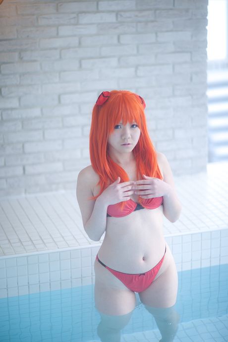 紅髮日本美女 Mana Tanaka 脫衣炫耀她的大屁股