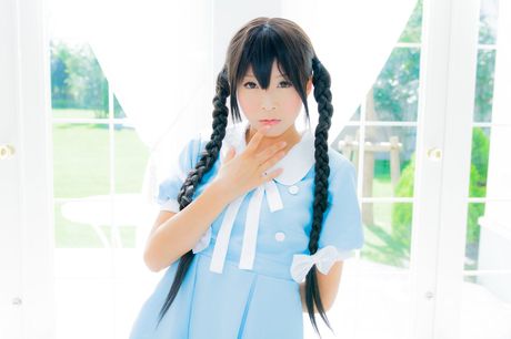Mashiro Yuki er en japansk teenager, der elsker at vise sin krop frem