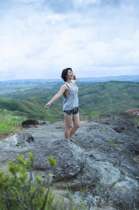 亞洲女孩 Sayaka Isoyama 凸顯她的大胸脯，在樹林裡擺姿勢