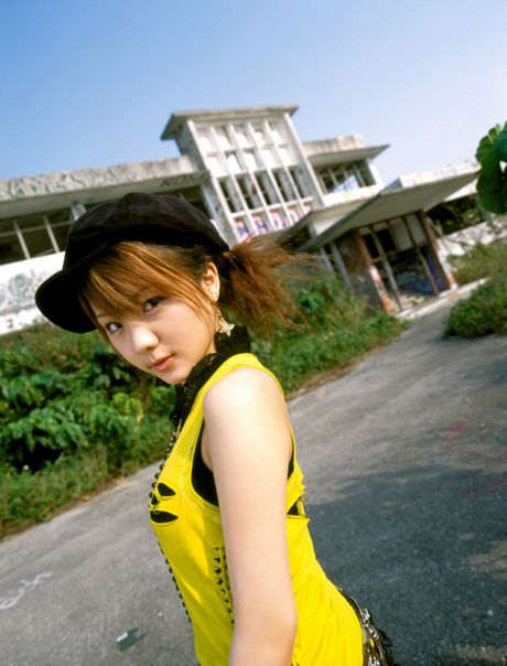 亞洲美女 Reina Tanaka 展示她的小胸部並獨自擺姿勢