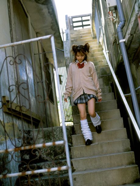 Asiatisk skønhed Reina Tanaka viser sine små bryster frem og poserer solo