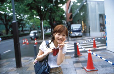 亞洲美女 Risa Niigaki 展示她美麗的乳房並穿著絲襪擺姿勢