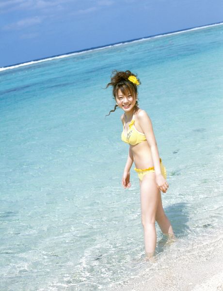 亞洲少女田中麗奈在海中脫下比基尼