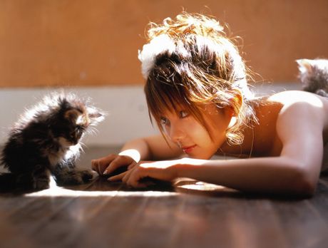 亞洲少女田中麗奈在海中脫下比基尼