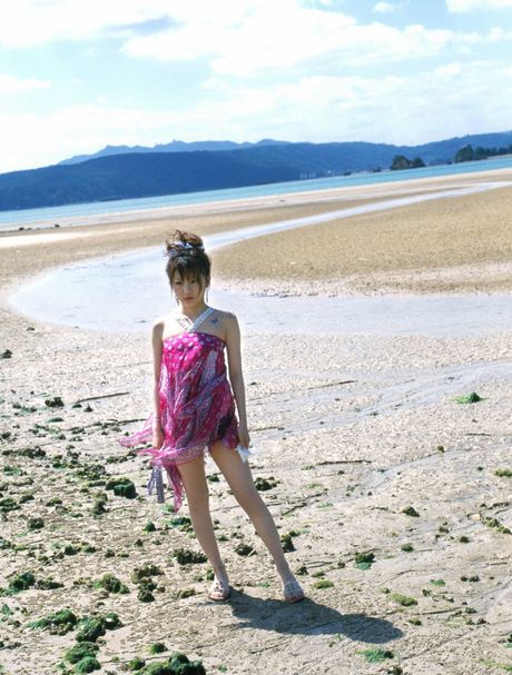 亞洲少女田中麗奈在海中脫下比基尼