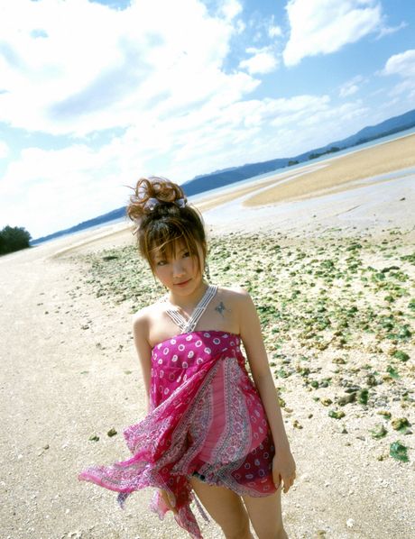 亞洲少女田中麗奈在海中脫下比基尼