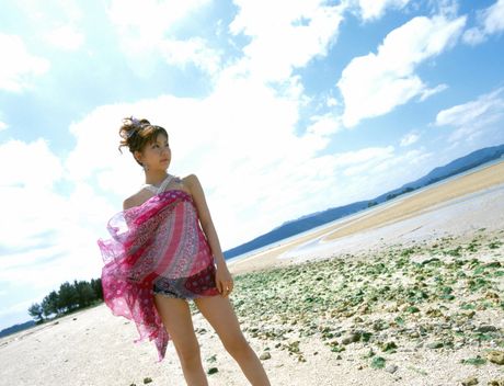 亞洲少女田中麗奈在海中脫下比基尼