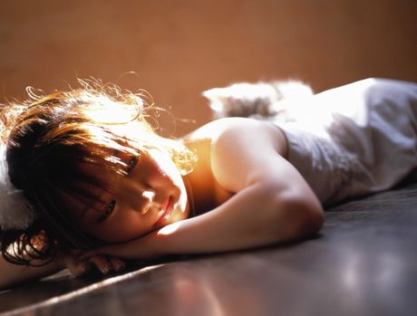 亞洲少女田中麗奈在海中脫下比基尼