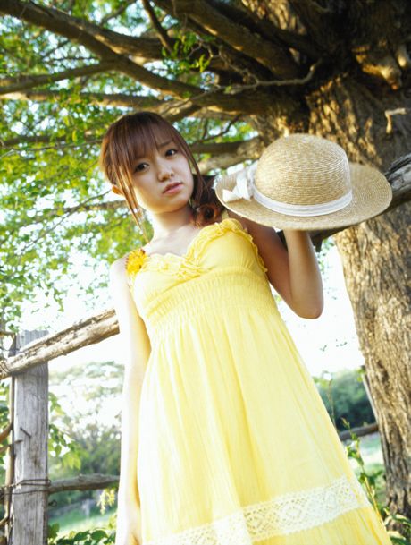 Asiatisk teenager Konno Asami bliver nøgen i et felt med vilde blomster