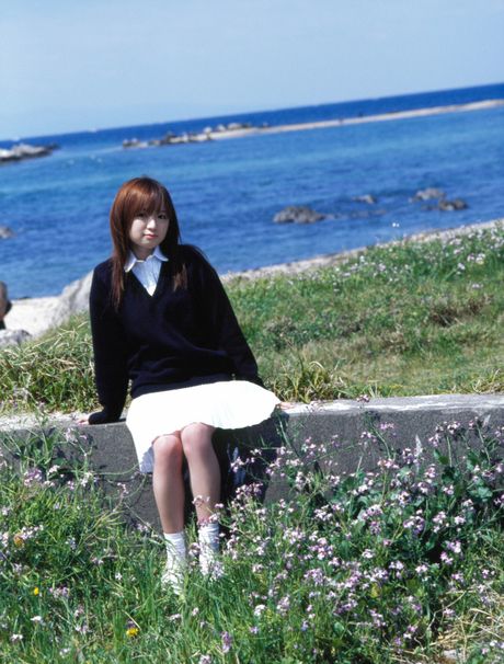 Asiatisk teenager Konno Asami bliver nøgen i et felt med vilde blomster