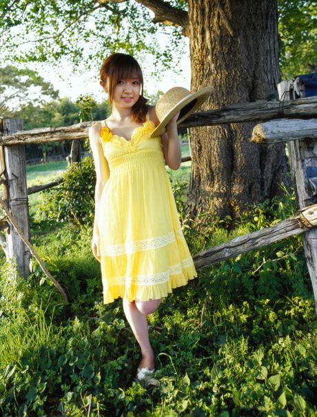 Asiatisk teenager Konno Asami bliver nøgen i et felt med vilde blomster