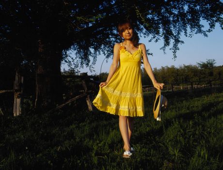 Asiatisk teenager Konno Asami bliver nøgen i et felt med vilde blomster