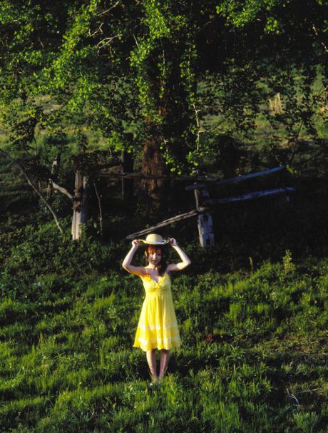 Asiatisk teenager Konno Asami bliver nøgen i et felt med vilde blomster