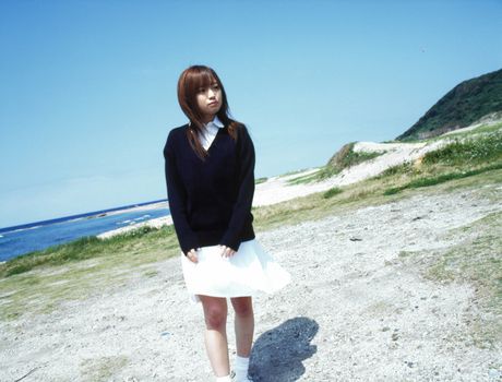 Asiatisk teenager Konno Asami bliver nøgen i et felt med vilde blomster