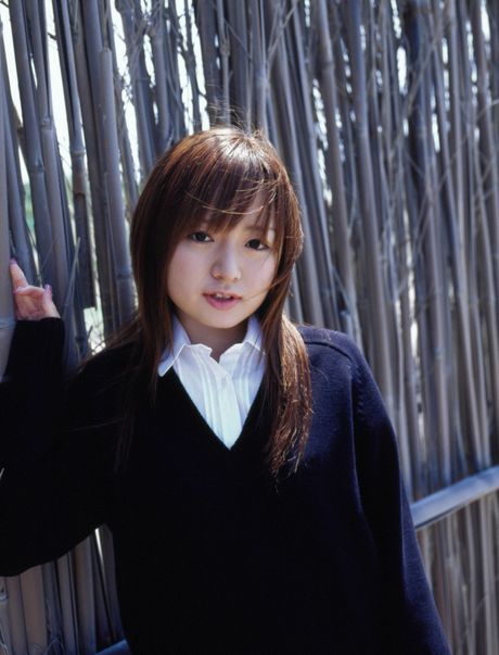 Asiatisk teenager Konno Asami bliver nøgen i et felt med vilde blomster