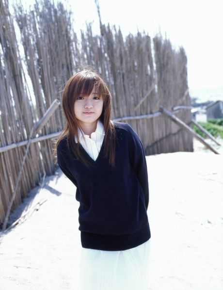 Asiatisk teenager Konno Asami bliver nøgen i et felt med vilde blomster