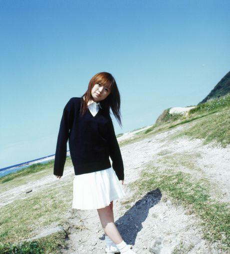 Asiatisk teenager Konno Asami bliver nøgen i et felt med vilde blomster