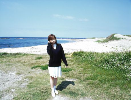 Asiatisk teenager Konno Asami bliver nøgen i et felt med vilde blomster