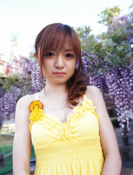 亞洲女孩 Konno Asami 在野花叢中赤身裸體