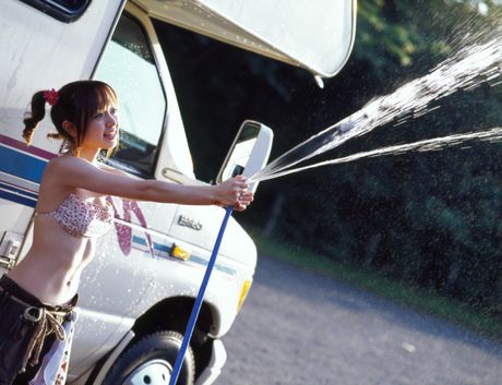 亞洲女孩 Konno Asami 在騎自行車前裸體