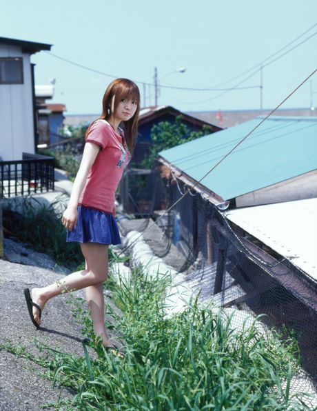 亞洲女孩 Konno Asami 在騎自行車前裸體