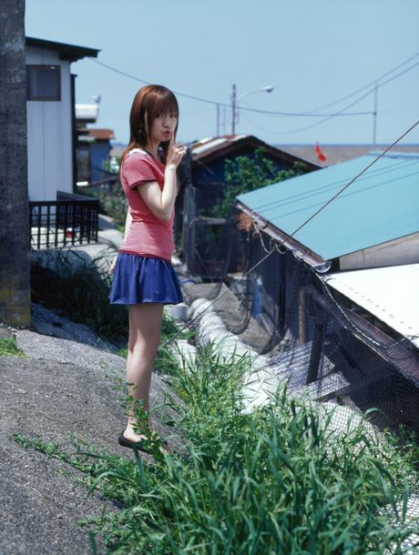 Asiatisk teenager Konno Asami bliver nøgen på en cykel, før hun kører på den