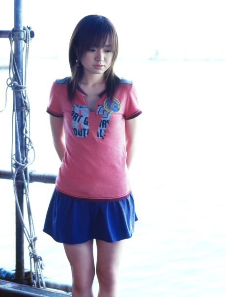 亞洲女孩 Konno Asami 在騎自行車前裸體