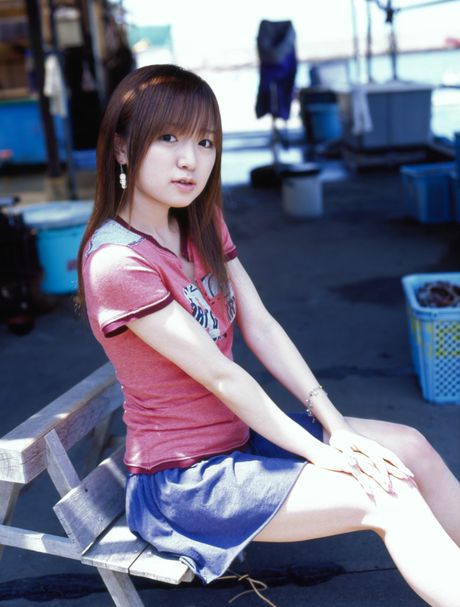 亞洲女孩 Konno Asami 在騎自行車前裸體