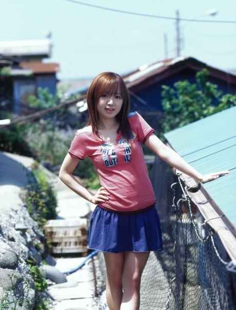 亞洲女孩 Konno Asami 在騎自行車前裸體