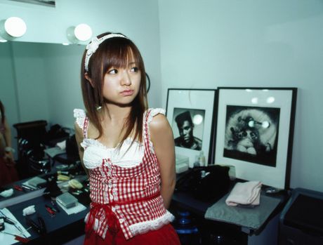 Asiatisk babe Konno Asami bærer en krone under en nøgenmodeljob