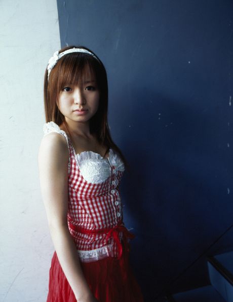 亞洲寶貝 Konno Asami 在裸體模特演出中戴著皇冠