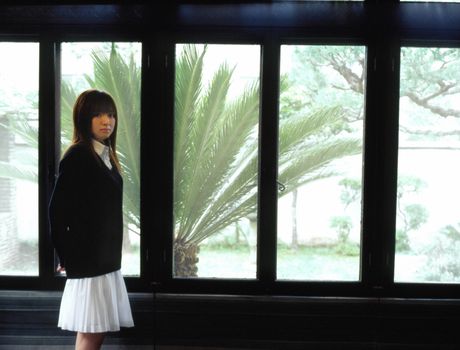 アジア美人の紺野あさ美がヌードモデルの仕事中に王冠をかぶる