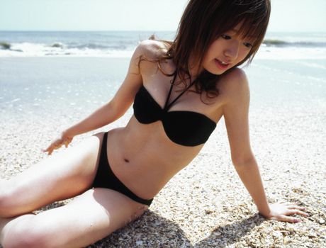 アジアの美女紺野あさ美がドレスを脱ぎ、セクシーなボディを披露