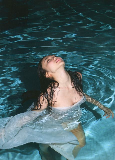 Asiatisk babe Risa Yoshiki fjerner sin bikini og præsenterer sine store bryster