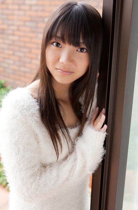 瘦削的日本女孩 Fuuka Nishihama 展示她的小乳房並穿著比基尼擺姿勢