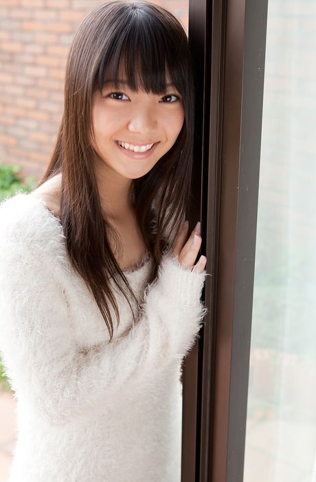 瘦削的日本女孩 Fuuka Nishihama 展示她的小乳房並穿著比基尼擺姿勢