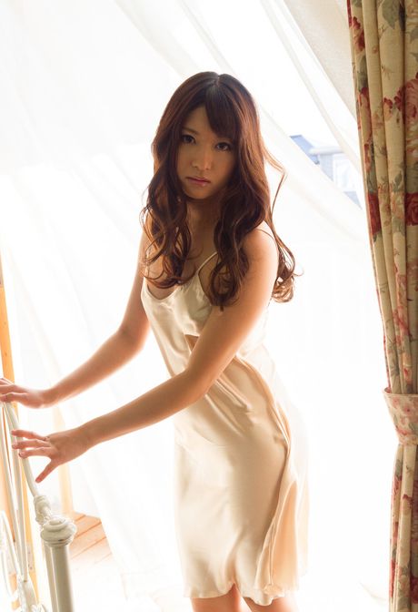 亞洲女孩上原亞衣脫下衣服，露出乳房和陰部